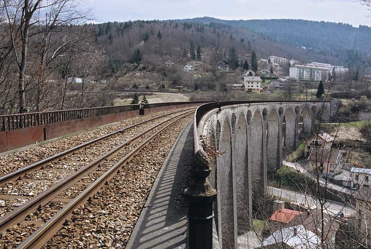Tablier et élévation sud vus en enfilade, depuis l'ouest. © Yves Sancey / Région Bourgogne-Franche-Comté, Inventaire du patrimoine - 2005 Tablier et élévation sud vus en enfilade, depuis l'ouest. © Yves Sancey / Région Bourgogne-Franche-Comté, Inventaire du patrimoine - 2005