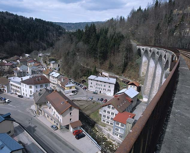 Le quartier du bas de Morez, depuis le grand viaduc. © Yves Sancey / Région Bourgogne-Franche-Comté, Inventaire du patrimoine - 2005 Le quartier du bas de Morez, depuis le grand viaduc. © Yves Sancey / Région Bourgogne-Franche-Comté, Inventaire du patrimoine - 2005