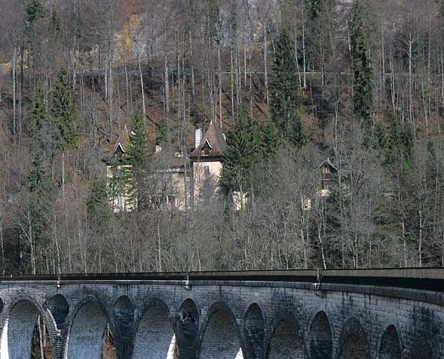 Vue d'ensemble rapprochée, depuis le sud-est. © Yves Sancey / Région Bourgogne-Franche-Comté, Inventaire du patrimoine - 2005