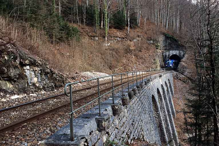 Tunnel de Lézair : tête côté La Cluse (sud-ouest), avec autorail X 73500. Cette tête est suivie d'un mur de soutènement à arcades à gauche de la voie. © Yves Sancey / Région Bourgogne-Franche-Comté, Inventaire du patrimoine - 2005