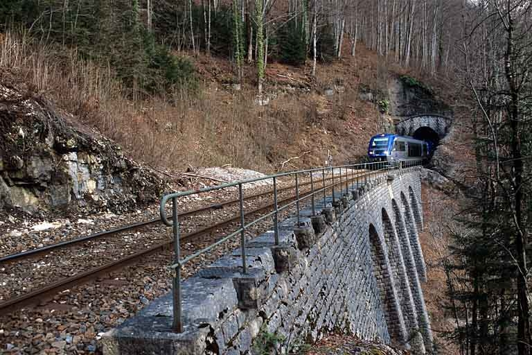 Sommet du mur, garde-corps et voie, vus en enfilade depuis le côté La Cluse (sud-ouest). Un autorail X 73500 sort du tunnel de Lézair. © Yves Sancey / Région Bourgogne-Franche-Comté, Inventaire du patrimoine - 2005 Sommet du mur, garde-corps et voie, vus en enfilade depuis le côté La Cluse (sud-ouest). Un autorail X 73500 sort du tunnel de Lézair. © Yves Sancey / Région Bourgogne-Franche-Comté, Inventaire du patrimoine - 2005