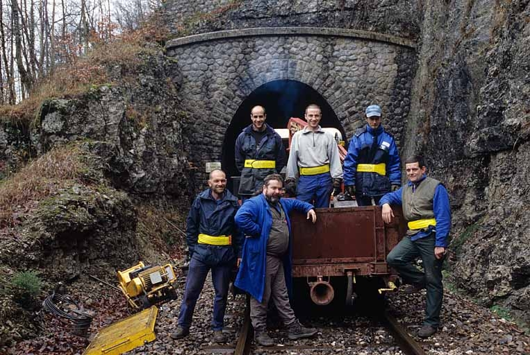 Equipe d'entretien de la voie, à l'extrémité du tunnel de Tancua côté Andelot-en-Montagne. PK 052.913. © Yves Sancey / Région Bourgogne-Franche-Comté, Inventaire du patrimoine - 2005 Equipe d'entretien de la voie, à l'extrémité du tunnel de Tancua côté Andelot-en-Montagne. PK 052.913. © Yves Sancey / Région Bourgogne-Franche-Comté, Inventaire du patrimoine - 2005