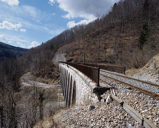 Viaduc du Puits : élévation aval, vue en enfilade depuis le côté Andelot-en-Montagne (nord-est). © Yves Sancey / Région Bourgogne-Franche-Comté, Inventaire du patrimoine - 2005 Viaduc du Puits : élévation aval, vue en enfilade depuis le côté Andelot-en-Montagne (nord-est). © Yves Sancey / Région Bourgogne-Franche-Comté, Inventaire du patrimoine - 2005