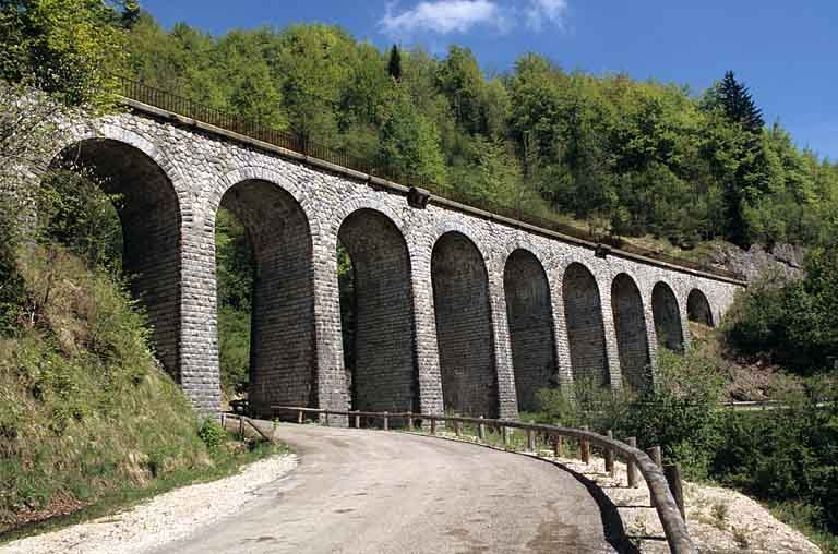 Viaduc du Puits : élévation aval (sud-est), de trois quarts gauche. © Yves Sancey / Région Bourgogne-Franche-Comté, Inventaire du patrimoine - 2005 Viaduc du Puits : élévation aval (sud-est), de trois quarts gauche. © Yves Sancey / Région Bourgogne-Franche-Comté, Inventaire du patrimoine - 2005