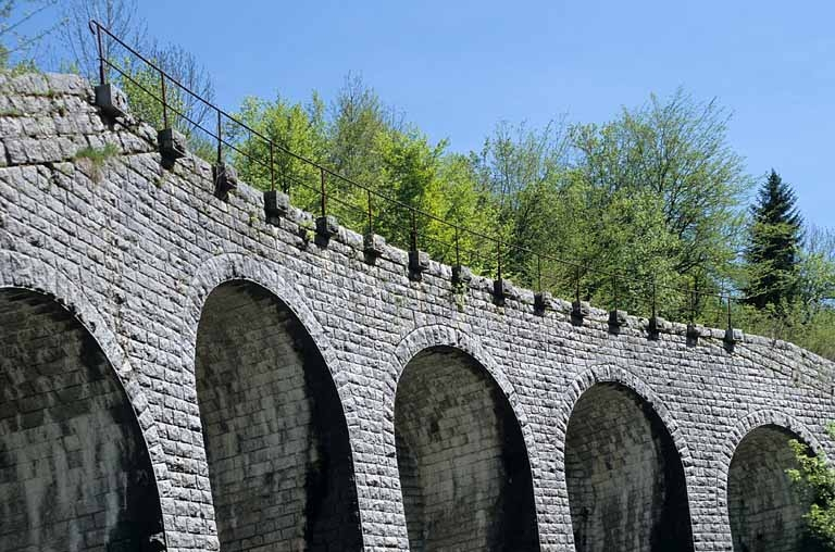 Garde-corps et partie supérieure des arcades. © Yves Sancey / Région Bourgogne-Franche-Comté, Inventaire du patrimoine - 2005 Garde-corps et partie supérieure des arcades. © Yves Sancey / Région Bourgogne-Franche-Comté, Inventaire du patrimoine - 2005