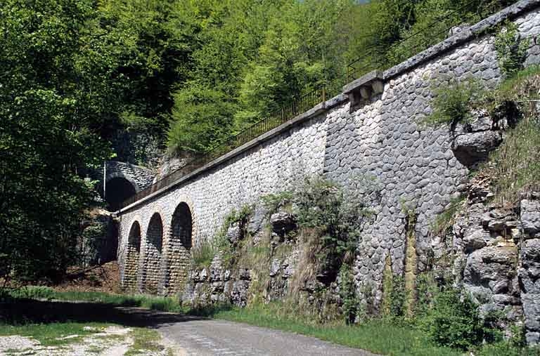 Murs de soutènement et viaduc, depuis le chemin départemental n° 126 à l'est (côté Andelot-en-Montagne). © Yves Sancey / Région Bourgogne-Franche-Comté, Inventaire du patrimoine - 2005