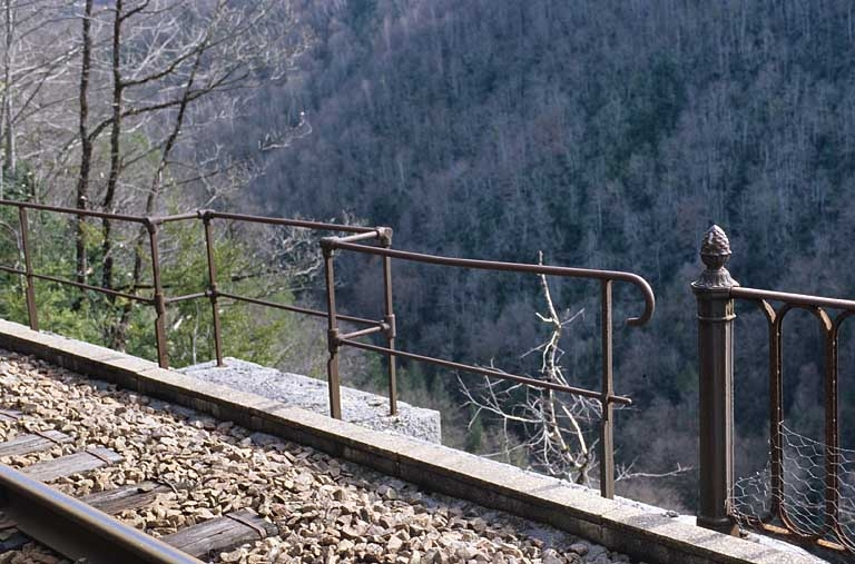 Garde-corps métalliques du mur (à gauche) et du viaduc (à droite), depuis la voie. © Yves Sancey / Région Bourgogne-Franche-Comté, Inventaire du patrimoine - 2005
