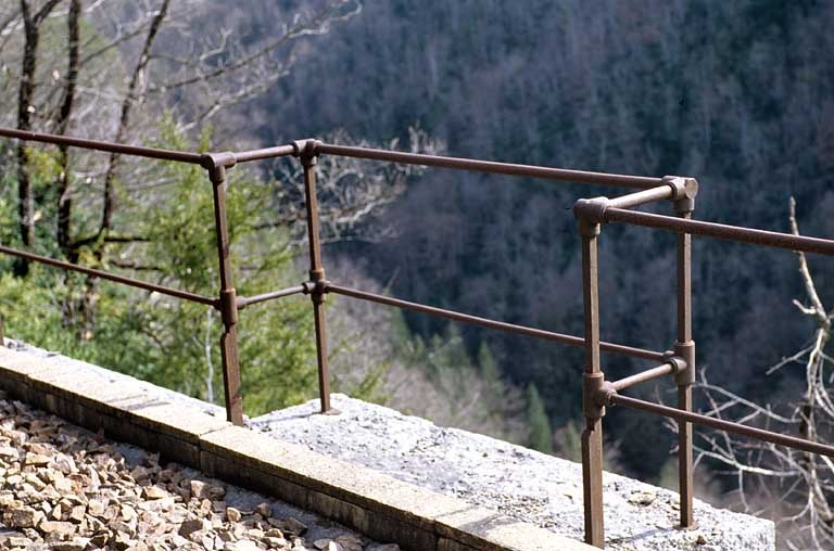 Mur : garde-corps métallique d'un refuge. © Yves Sancey / Région Bourgogne-Franche-Comté, Inventaire du patrimoine - 2005