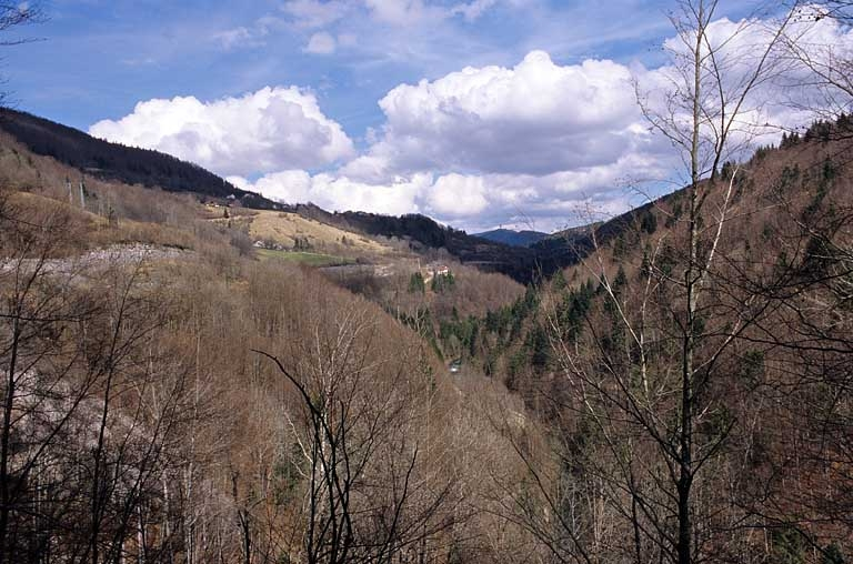 Voie ferrée dans la zone Tancua - Lézat : implantation dans la vallée de la Bienne. PK 052.000 à 058.000. © Yves Sancey / Région Bourgogne-Franche-Comté, Inventaire du patrimoine - 2005 Voie ferrée dans la zone Tancua - Lézat : implantation dans la vallée de la Bienne. PK 052.000 à 058.000. © Yves Sancey / Région Bourgogne-Franche-Comté, Inventaire du patrimoine - 2005