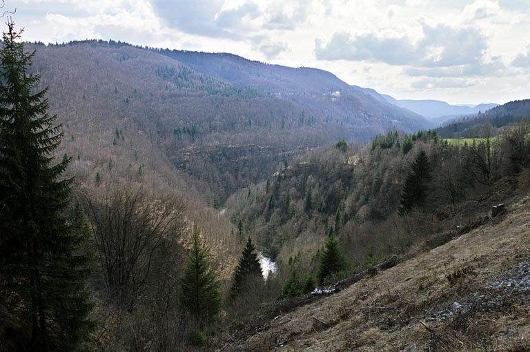 La vallée de la Bienne, depuis la sortie (côté La Cluse) du tunnel de la Gouille aux Cerfs (Lézat). © Yves Sancey / Région Bourgogne-Franche-Comté, Inventaire du patrimoine - 2005