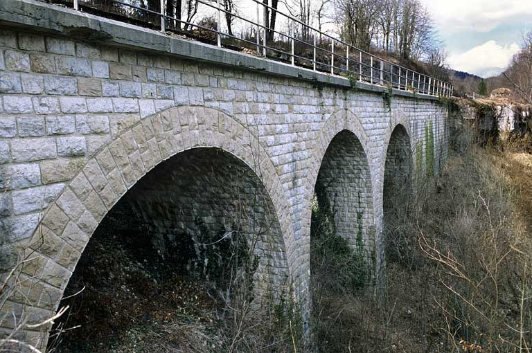 Vue d'ensemble en enfilade, depuis le côté La Cluse (sud). © Yves Sancey / Région Bourgogne-Franche-Comté, Inventaire du patrimoine - 2005 Vue d'ensemble en enfilade, depuis le côté La Cluse (sud). © Yves Sancey / Région Bourgogne-Franche-Comté, Inventaire du patrimoine - 2005