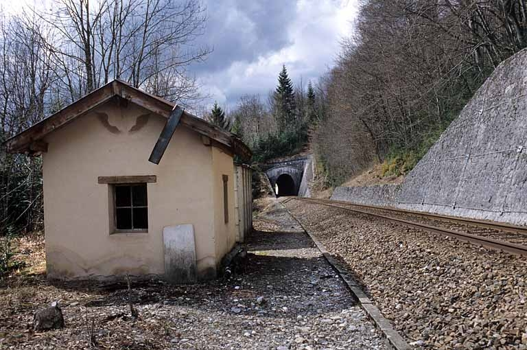 Vue d'ensemble, depuis le nord. Tunnel de Sous la Côte à l'arrière-plan. © Yves Sancey / Région Bourgogne-Franche-Comté, Inventaire du patrimoine - 2005