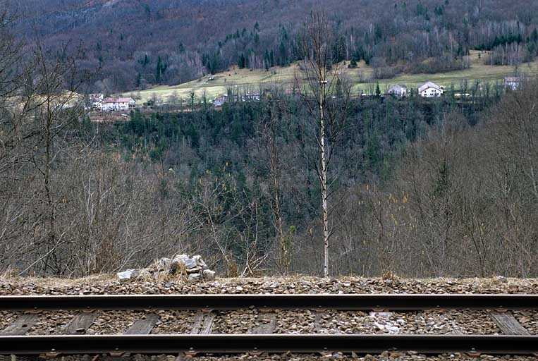 Le hameau de Noire Combe et la vallée de la Bienne, depuis un abri de cantonnier de la voie ferrée. Abri situé sur la commune de La Rixouse (PK 065.517). © Yves Sancey / Région Bourgogne-Franche-Comté, Inventaire du patrimoine - 2005 Le hameau de Noire Combe et la vallée de la Bienne, depuis un abri de cantonnier de la voie ferrée. Abri situé sur la commune de La Rixouse (PK 065.517). © Yves Sancey / Région Bourgogne-Franche-Comté, Inventaire du patrimoine - 2005