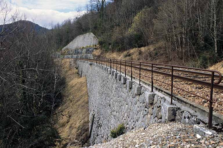 Vue d'ensemble, depuis le côté Andelot-en-Montagne (nord). Premier mur (avec aqueduc) au premier plan, deuxième mur à l'arrière-plan. © Yves Sancey / Région Bourgogne-Franche-Comté, Inventaire du patrimoine - 2005 Vue d'ensemble, depuis le côté Andelot-en-Montagne (nord). Premier mur (avec aqueduc) au premier plan, deuxième mur à l'arrière-plan. © Yves Sancey / Région Bourgogne-Franche-Comté, Inventaire du patrimoine - 2005