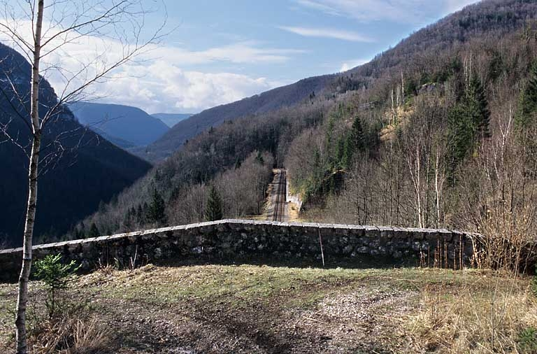 Tunnel : mur de protection de la tête côté La Cluse, depuis le chemin qui la surmonte, avec vue sur la vallée de la Bienne. © Yves Sancey / Région Bourgogne-Franche-Comté, Inventaire du patrimoine - 2005