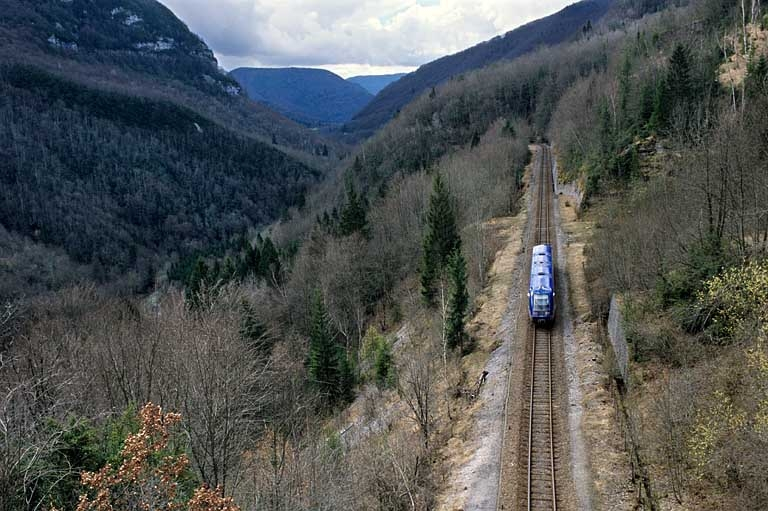 Voie ferrée à l'emplacement de l'ancienne station de Valfin, avec autorail X 73500, depuis le chemin surmontant la tête du tunnel côté La Cluse (sud). © Yves Sancey / Région Bourgogne-Franche-Comté, Inventaire du patrimoine - 2005