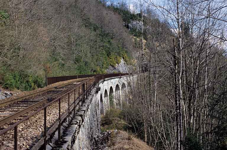 Viaduc de la Grande Roche : vue en enfilade, depuis le côté La Cluse (sud). © Yves Sancey / Région Bourgogne-Franche-Comté, Inventaire du patrimoine - 2005