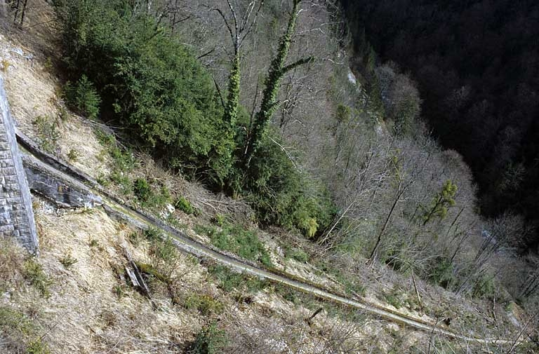 Viaduc de la Grande Roche : vue de trois quarts plongeante sur l'aqueduc. © Yves Sancey / Région Bourgogne-Franche-Comté, Inventaire du patrimoine - 2005