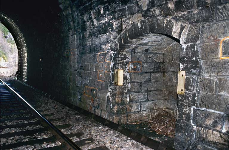 Tunnel du Champ de Bienne : refuge. © Yves Sancey / Région Bourgogne-Franche-Comté, Inventaire du patrimoine - 2005