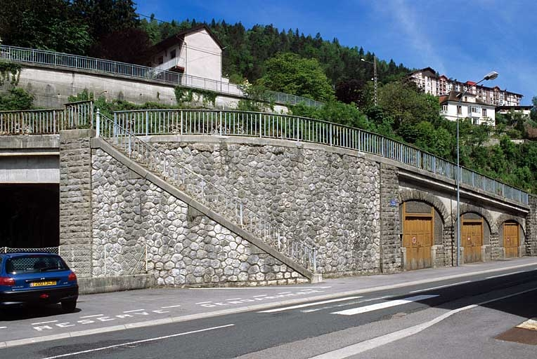 Escalier indépendant et rampe d'accès. © Yves Sancey / Région Bourgogne-Franche-Comté, Inventaire du patrimoine - 2005