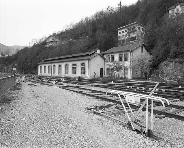 Au premier plan, sur le levier de manoeuvre non enclenché, la plaque donne le numéro des voies desservies par l'appareil. © Yves Sancey / Région Bourgogne-Franche-Comté, Inventaire du patrimoine - 2005