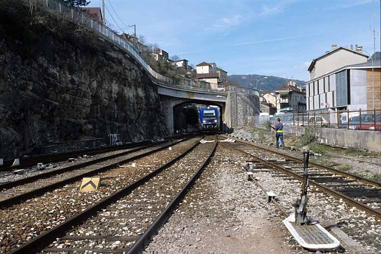 Garage d'un autorail X 73500 sur la voie 11 : l'agent se rapproche de l'autorail. © Yves Sancey / Région Bourgogne-Franche-Comté, Inventaire du patrimoine - 2005