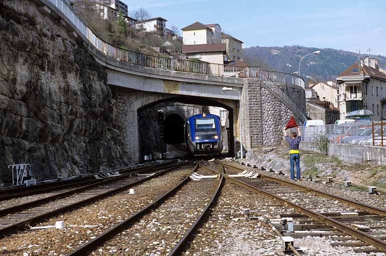 Garage d'un autorail X 73500 sur la voie 11 : l'agent donne le signal d'arrêt avec son drapeau rouge. © Yves Sancey / Région Bourgogne-Franche-Comté, Inventaire du patrimoine - 2005