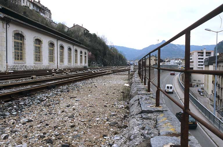 Plate-forme de la gare au niveau de la remise ferroviaire. © Yves Sancey / Région Bourgogne-Franche-Comté, Inventaire du patrimoine - 2005