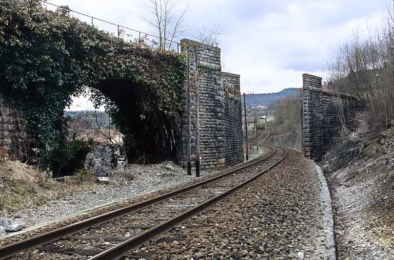 Pont du tacot : vue d'ensemble, depuis le côté Andelot-en-Montagne (est). © Yves Sancey / Région Bourgogne-Franche-Comté, Inventaire du patrimoine - 2005