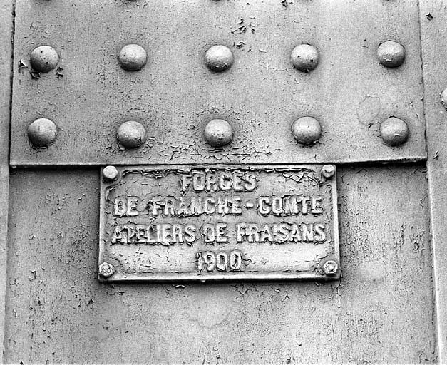 Plaque du constructeur et date. Cette plaque est fixée sur le pont, côté La Cluse. © Yves Sancey / Région Bourgogne-Franche-Comté, Inventaire du patrimoine - 2005