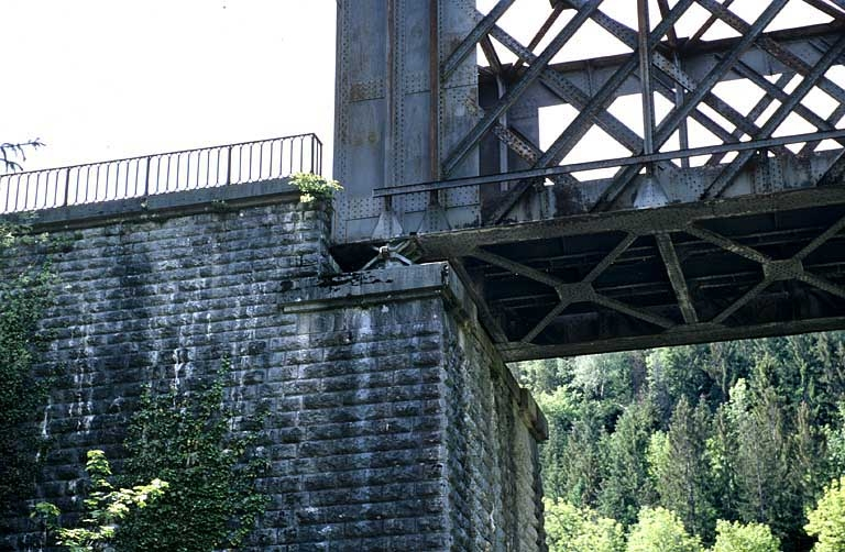 Extrémité côté La Cluse et culée, depuis l'amont : détail montrant l'appui fixe. © Yves Sancey / Région Bourgogne-Franche-Comté, Inventaire du patrimoine - 2005