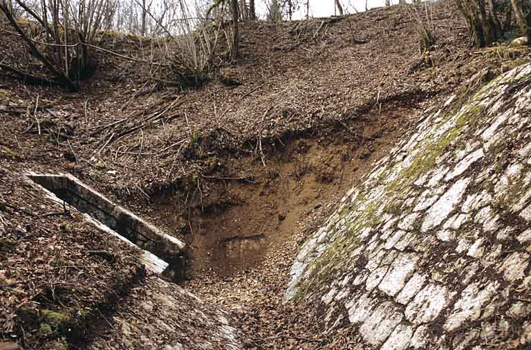 Aqueduc : " canal " et tête amont. © Yves Sancey / Région Bourgogne-Franche-Comté, Inventaire du patrimoine - 2005 Aqueduc : " canal " et tête amont. © Yves Sancey / Région Bourgogne-Franche-Comté, Inventaire du patrimoine - 2005