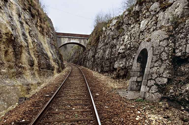 Vue d'ensemble de la tranchée, depuis le côté Andelot-en-Montagne (nord). A droite le deuxième abri, à l'arrière-plan le pont au PK 094.061. © Yves Sancey / Région Bourgogne-Franche-Comté, Inventaire du patrimoine - 2005