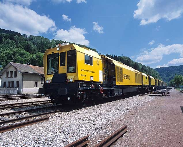 Train de meulage : vue d'ensemble en gare de Morez (trois quarts avant). © Yves Sancey / Région Bourgogne-Franche-Comté, Inventaire du patrimoine - 2005