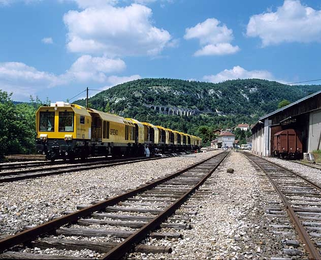 Train de meulage : vue d'ensemble en gare de Morez (trois quarts arrière). © Yves Sancey / Région Bourgogne-Franche-Comté, Inventaire du patrimoine - 2005