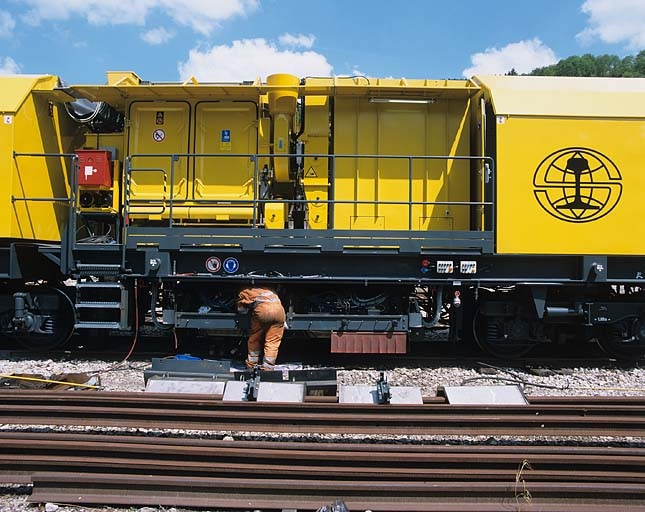 Train de meulage : maintenance et réglages sur l'un des wagons. © Yves Sancey / Région Bourgogne-Franche-Comté, Inventaire du patrimoine - 2005