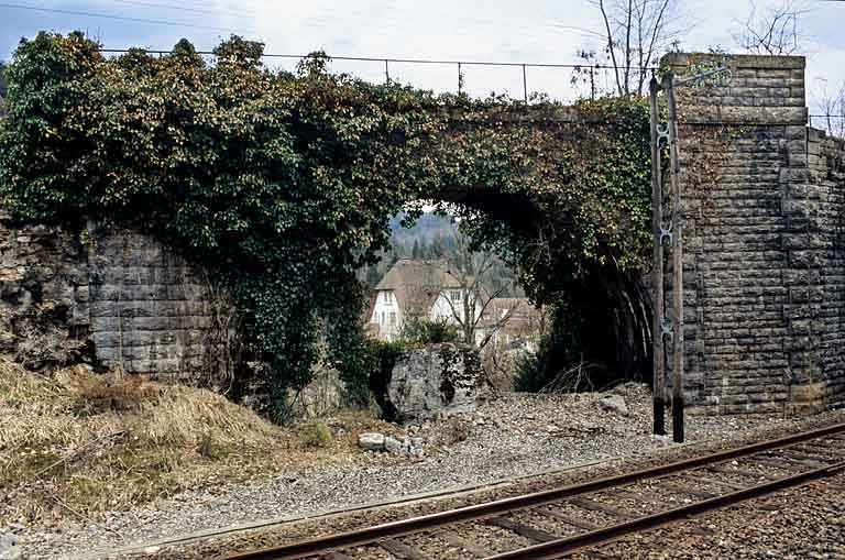 Pont du tacot : arche en plein-cintre et culée gauche. © Yves Sancey / Région Bourgogne-Franche-Comté, Inventaire du patrimoine - 2005