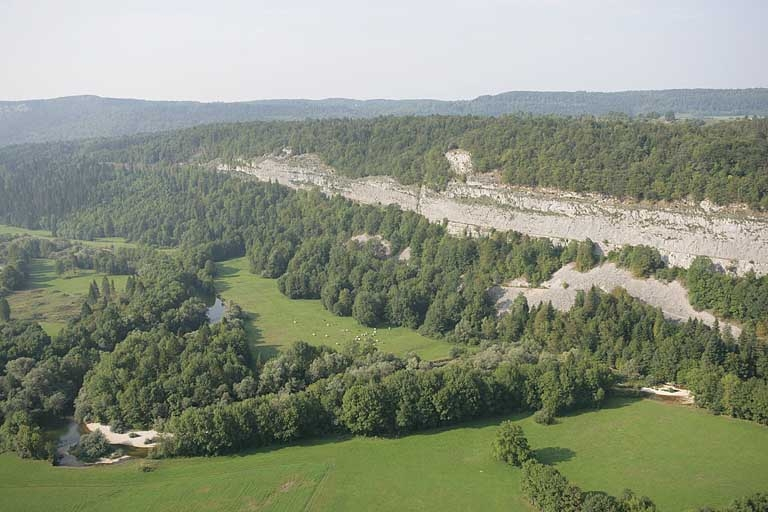 Vue aérienne de la voie et de la falaise, depuis le nord-est. © Jean-Pierre Bévalot / Région Bourgogne-Franche-Comté, Inventaire du patrimoine - 2005 Vue aérienne de la voie et de la falaise, depuis le nord-est. © Jean-Pierre Bévalot / Région Bourgogne-Franche-Comté, Inventaire du patrimoine - 2005
