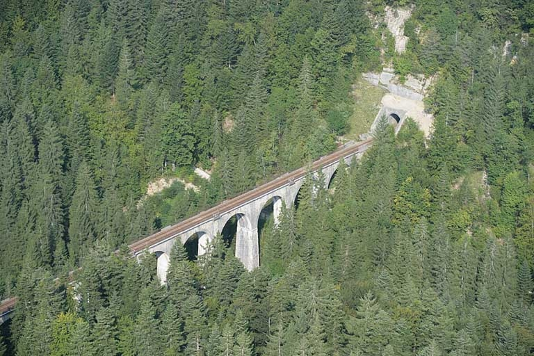 Vue aérienne du tunnel et du viaduc, depuis le sud-est. © Jean-Pierre Bévalot / Région Bourgogne-Franche-Comté, Inventaire du patrimoine - 2005