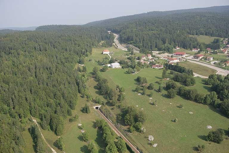 Vue aérienne de la tête côté La Cluse, depuis le sud. © Jean-Pierre Bévalot / Région Bourgogne-Franche-Comté, Inventaire du patrimoine - 2005
