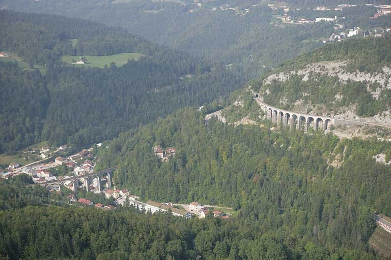 Vue aérienne du viaduc et du tunnel des Crottes, depuis l'est. © Jean-Pierre Bévalot / Région Bourgogne-Franche-Comté, Inventaire du patrimoine - 2005