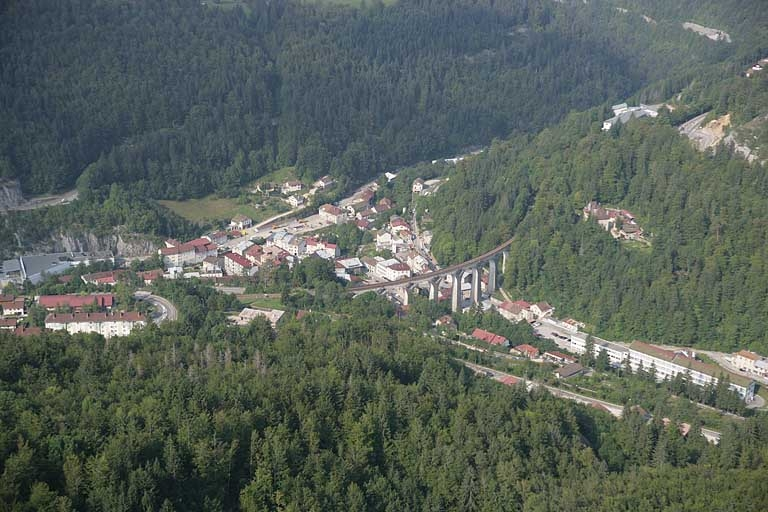 Vue aérienne, depuis l'est. © Jean-Pierre Bévalot / Région Bourgogne-Franche-Comté, Inventaire du patrimoine - 2005 Vue aérienne, depuis l'est. © Jean-Pierre Bévalot / Région Bourgogne-Franche-Comté, Inventaire du patrimoine - 2005