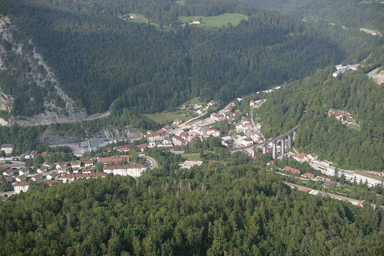 Vue aérienne du bas de la ville et du confluent de la Bienne et de l'Evalude, depuis l'est. © Jean-Pierre Bévalot / Région Bourgogne-Franche-Comté, Inventaire du patrimoine - 2005 Vue aérienne du bas de la ville et du confluent de la Bienne et de l'Evalude, depuis l'est. © Jean-Pierre Bévalot / Région Bourgogne-Franche-Comté, Inventaire du patrimoine - 2005