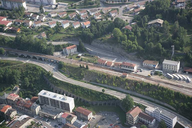 Vue aérienne de la partie supérieure de l'avenue et du mur à arcades, depuis le sud-ouest. © Jean-Pierre Bévalot / Région Bourgogne-Franche-Comté, Inventaire du patrimoine - 2005