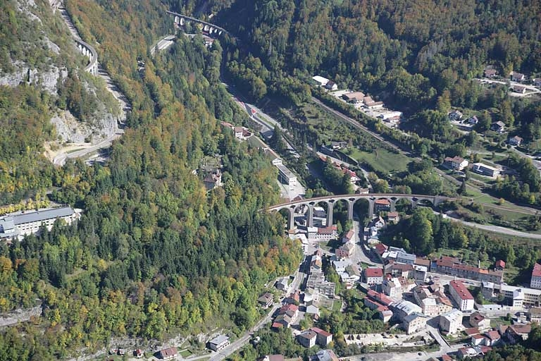 Vue aérienne, depuis le sud-ouest. © Jean-Pierre Bévalot / Région Bourgogne-Franche-Comté, Inventaire du patrimoine - 2005 Vue aérienne, depuis le sud-ouest. © Jean-Pierre Bévalot / Région Bourgogne-Franche-Comté, Inventaire du patrimoine - 2005