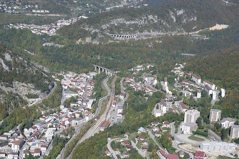 Vue aérienne du bas de Morez et des quartiers de Villedieu et Sur le Puits, depuis le sud. © Jean-Pierre Bévalot / Région Bourgogne-Franche-Comté, Inventaire du patrimoine - 2005 Vue aérienne du bas de Morez et des quartiers de Villedieu et Sur le Puits, depuis le sud. © Jean-Pierre Bévalot / Région Bourgogne-Franche-Comté, Inventaire du patrimoine - 2005