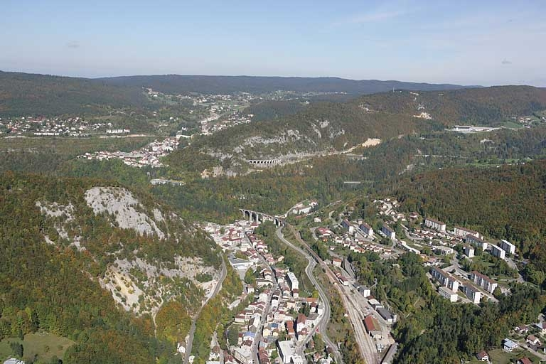 Au premier plan, la ville de Morez ; à l'arrière-plan à gauche, celle de Morbier. © Jean-Pierre Bévalot / Région Bourgogne-Franche-Comté, Inventaire du patrimoine - 2005
