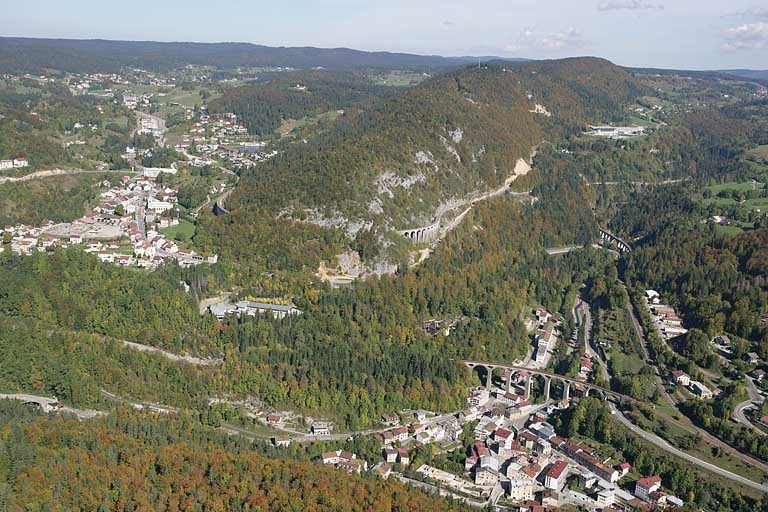Vue aérienne des ouvrages de Morbier et Morez, depuis le sud-ouest. © Jean-Pierre Bévalot / Région Bourgogne-Franche-Comté, Inventaire du patrimoine - 2005 Vue aérienne des ouvrages de Morbier et Morez, depuis le sud-ouest. © Jean-Pierre Bévalot / Région Bourgogne-Franche-Comté, Inventaire du patrimoine - 2005