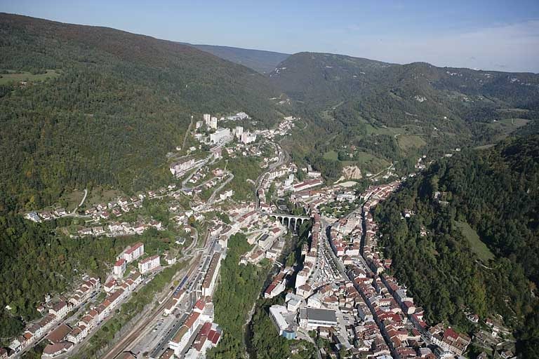 Vue aérienne du relief de la zone de Saint-Claude, depuis le sud. © Jean-Pierre Bévalot / Région Bourgogne-Franche-Comté, Inventaire du patrimoine - 2005 Vue aérienne du relief de la zone de Saint-Claude, depuis le sud. © Jean-Pierre Bévalot / Région Bourgogne-Franche-Comté, Inventaire du patrimoine - 2005