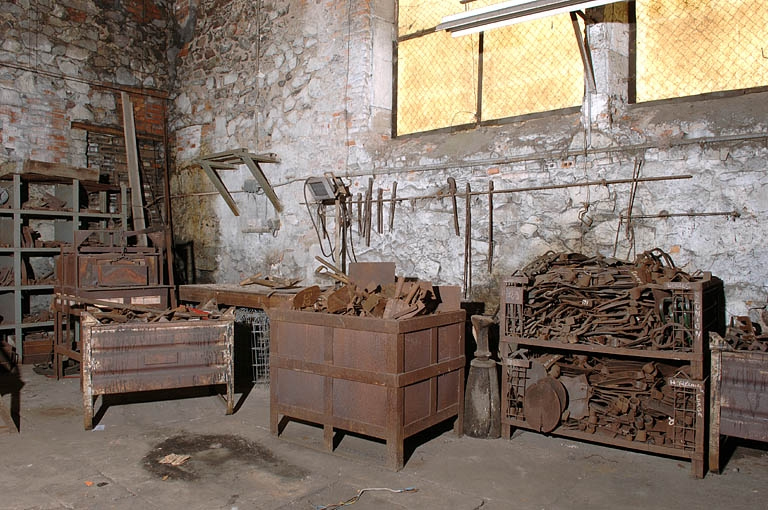 Angle est de la forge du Bas : caisses d'outils et de modèles. © Jérôme Mongreville / Région Bourgogne-Franche-Comté, Inventaire du patrimoine - 2005 Angle est de la forge du Bas : caisses d'outils et de modèles. © Jérôme Mongreville / Région Bourgogne-Franche-Comté, Inventaire du patrimoine - 2005